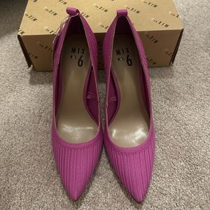 NWT Mix 6 magenta heels